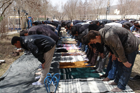 Gever'de 'Sivil Cuma namazı' 55