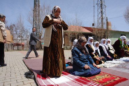 Gever'de 'Sivil Cuma namazı' 8