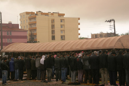 Yağmur altında 'sivil cuma' 21