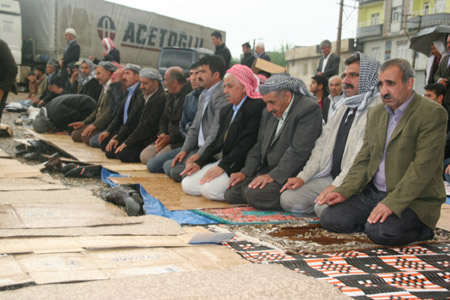 Yağmur altında 'sivil cuma' 24