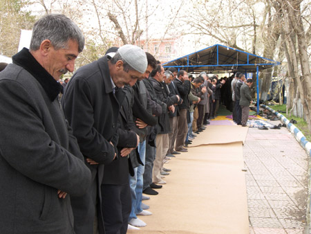 Yağmur altında 'sivil cuma' 33