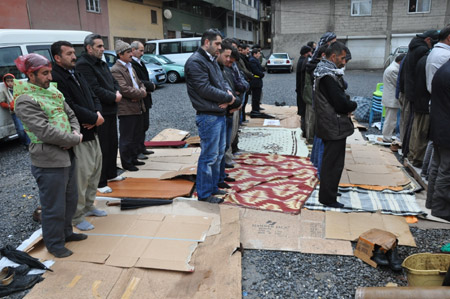 Yağmur altında 'sivil cuma' 52