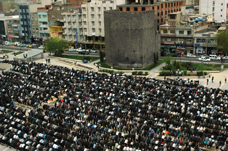 Yağmur altında 'sivil cuma' 61