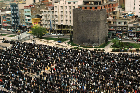 Yağmur altında 'sivil cuma' 63