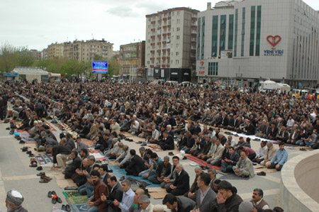 Yağmur altında 'sivil cuma' 68