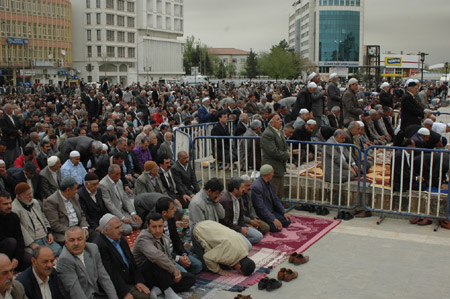 Yağmur altında 'sivil cuma' 72