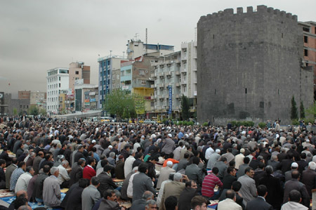 Yağmur altında 'sivil cuma' 73