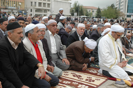 Yağmur altında 'sivil cuma' 74