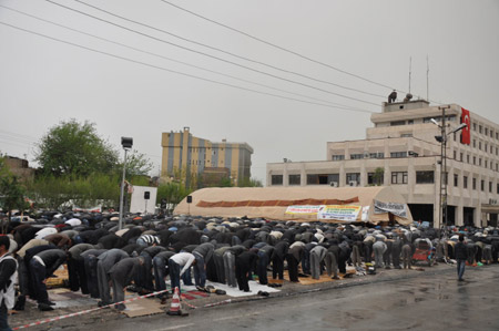 Yağmur altında 'sivil cuma' 79