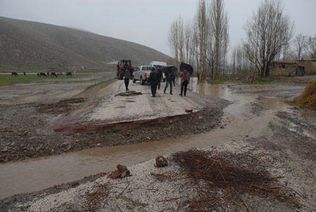 Yüksekova ve köylerde sel 1