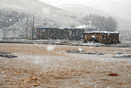 Yüksekova ve köylerde sel 15