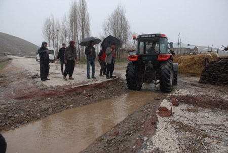 Yüksekova ve köylerde sel 2
