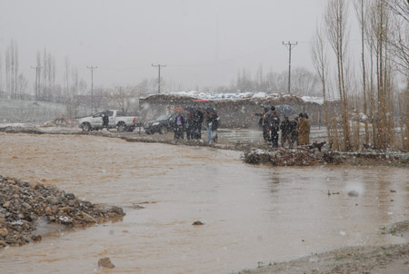 Yüksekova ve köylerde sel 20