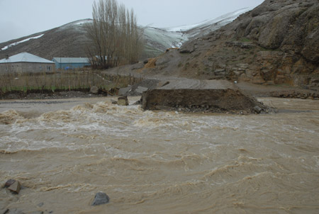 Yüksekova ve köylerde sel 27