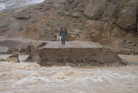 Yüksekova ve köylerde sel 30