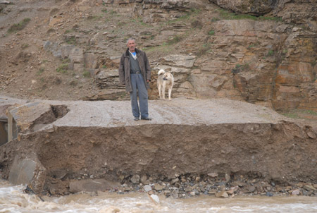 Yüksekova ve köylerde sel 31