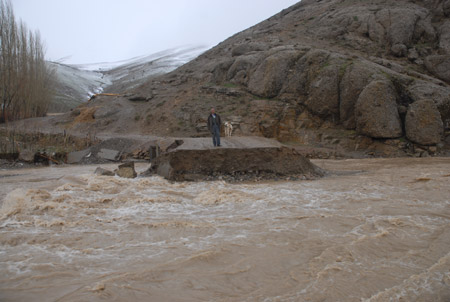 Yüksekova ve köylerde sel 32