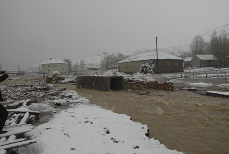 Yüksekova ve köylerde sel 42