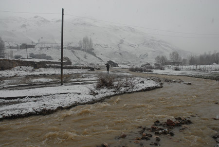 Yüksekova ve köylerde sel 43