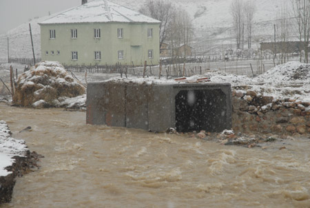 Yüksekova ve köylerde sel 44