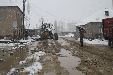 Yüksekova ve köylerde sel 52