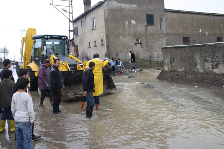 Yüksekova ve köylerde sel 61