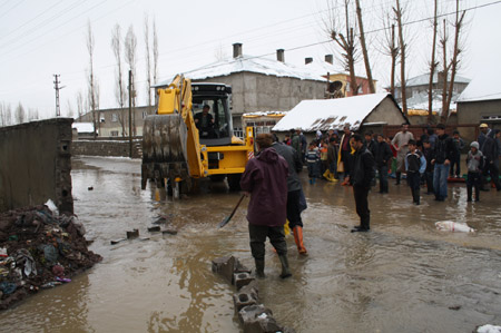 Yüksekova ve köylerde sel 64