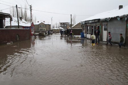 Yüksekova ve köylerde sel 65