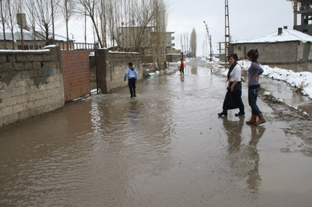Yüksekova ve köylerde sel 67