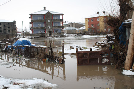 Yüksekova ve köylerde sel 68