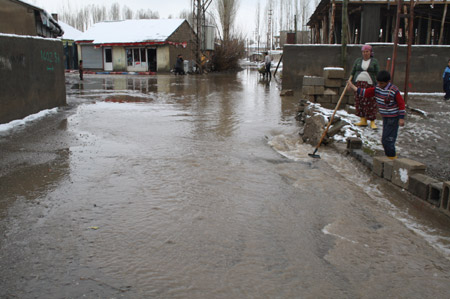 Yüksekova ve köylerde sel 70