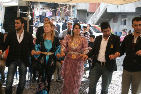 Hakkari'den değişik mahallelerde 3 ayrı düğünün fotoğrafları 2011 12