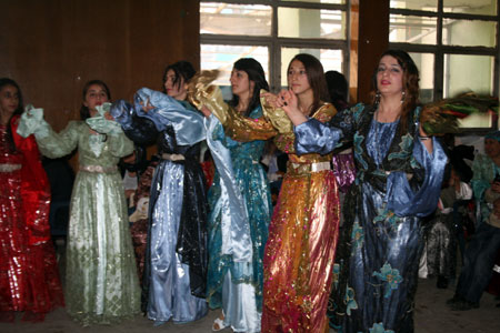 Hakkari'den değişik mahallelerde 3 ayrı düğünün fotoğrafları 2011 15