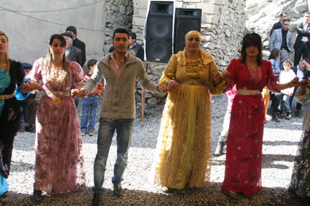 Hakkari'den değişik mahallelerde 3 ayrı düğünün fotoğrafları 2011 21