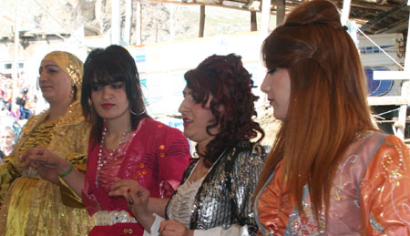 Hakkari'den değişik mahallelerde 3 ayrı düğünün fotoğrafları 2011 24