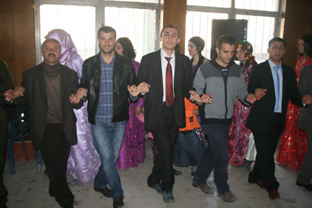 Hakkari'den değişik mahallelerde 3 ayrı düğünün fotoğrafları 2011 32