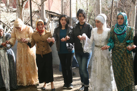 Hakkari'den değişik mahallelerde 3 ayrı düğünün fotoğrafları 2011 42