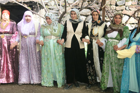 Hakkari'den değişik mahallelerde 3 ayrı düğünün fotoğrafları 2011 43