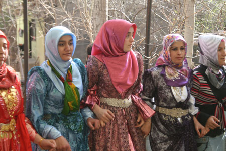 Hakkari'den değişik mahallelerde 3 ayrı düğünün fotoğrafları 2011 44