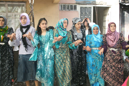 Hakkari'den değişik mahallelerde 3 ayrı düğünün fotoğrafları 2011 46