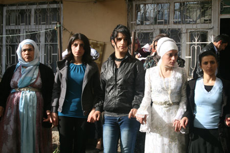 Hakkari'den değişik mahallelerde 3 ayrı düğünün fotoğrafları 2011 48