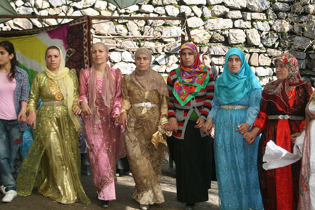 Hakkari'den değişik mahallelerde 3 ayrı düğünün fotoğrafları 2011 51