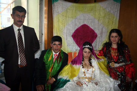 Hakkari'den değişik mahallelerde 3 ayrı düğünün fotoğrafları 2011 60