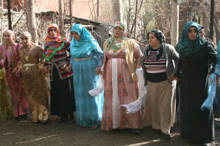 Hakkari'den değişik mahallelerde 3 ayrı düğünün fotoğrafları 2011 8