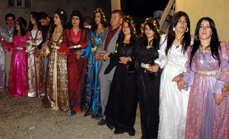 Yüksekova düğünleri - Foto - (8 Kasım 2009) 44