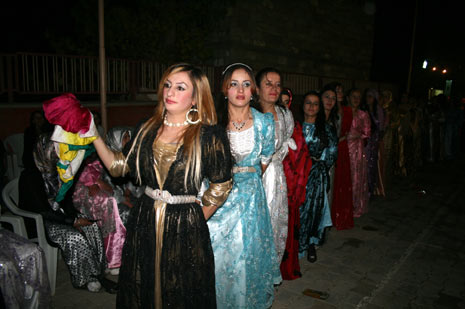 Yüksekova düğünleri - Foto - (8 Kasım 2009) 82