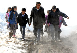 Tatlıcak (Zêvkan) köyü öğrencilerinin çamurlu okul yolu çilesi