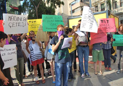 TRT'ye süpürgeli protesto