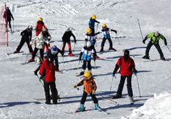 Hakkari'de 58 sporcunun katıldığı okullararası kayak yarışması yapıldı