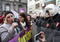 Taksim’de kadınlara polis ablukası